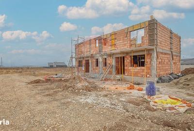 Casă cu 4 camere cu Teren 300 Mp în Central - 1