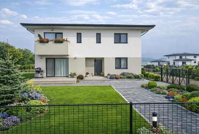 Casă individuală cu 4 camere cu Canalizare în Exterior Est - 1