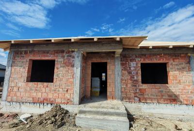 Casă cu 3 camere în Șerbănești - 1