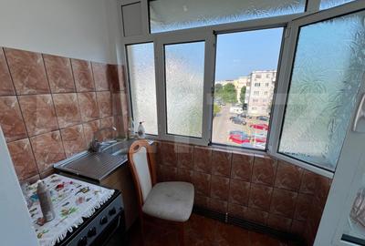 Apartament de vanzare, cu 2 camere decomandat, zona 9 Mai - 5