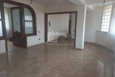 Casă cu 8 camere cu Canalizare în Km 5 - 6