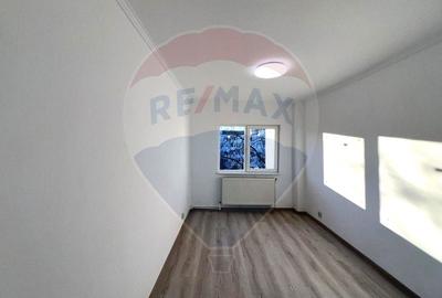 Apartament cu 3 camere de vânzare strada BICAZ zona URA - 3