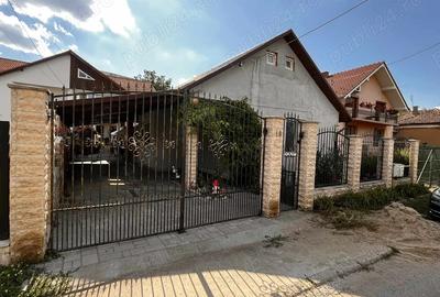 Proprietate cu 2 case de vanzare