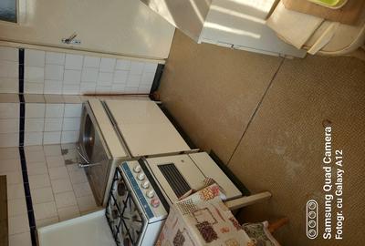 Apartament cu 3 camere semidecomandat în Cina