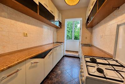 Apartament cu 3 camere decomandat, mobilat în Tractorul - 8