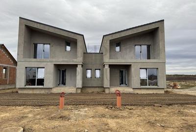 Duplex cu 4 camere cu Canalizare în Ghiroda