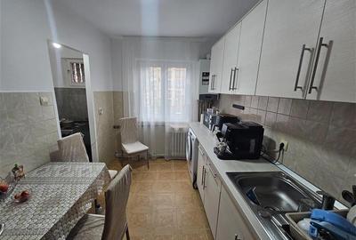 Apartament cu 3 camere semidecomandat, mobilat în Micro III - 6