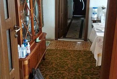 Apartament cu 3 camere semidecomandat în Rovine