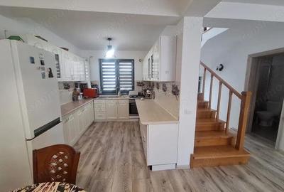 Casă cu 4 camere cu Teren 100 Mp în Central - 2