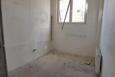 Spatiu comercial vitrina de 20 M - Metrou Eroii Revolutiei S143 - 10