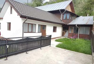 Casă cu 5 camere cu Teren 872 Mp în Humulești - 1