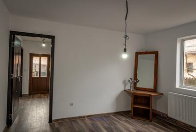 Casă cu 3 camere cu Teren 400 Mp în Comănești - 6