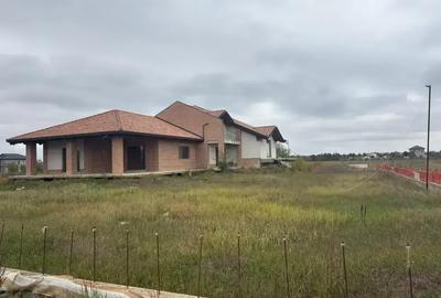 Casă cu 10 camere cu Canalizare în Central - 2