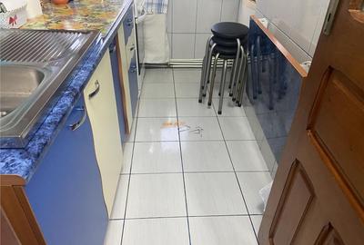 Apartament 3 camere , zona cartier Sud ,et 2/4 , decomandat - 2