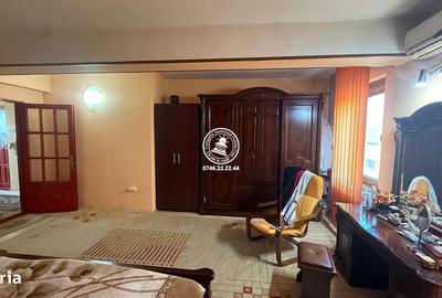 Casă cu 8 camere cu Teren 250 Mp în Păcurari - 1