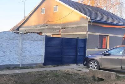 Casa de vanzare cu front stradal generos, disponibila in 2 rate, in zona buna - 1