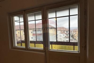 Apartament pe Str. Calugareni, 2 camere, et.3 - 16