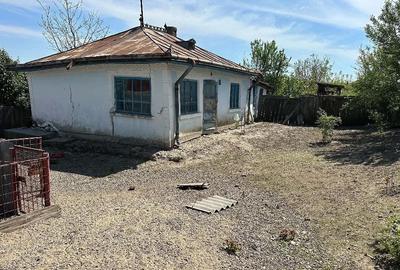 Casă cu 2 camere cu Teren 1139 Mp în Curtești