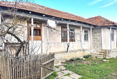 Casa batraneasca si teren intravilan, in sat Sarbi, comuna Banca, jud Vaslui