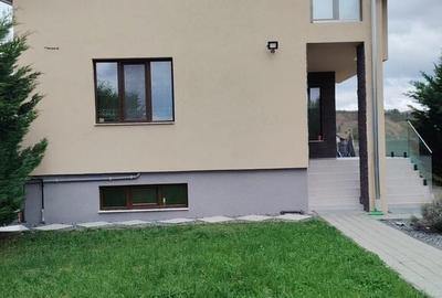 Casă cu 4 camere cu Teren 1400 Mp în Central