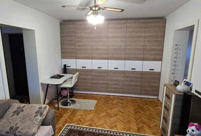 Apartament cu 3 camere semidecomandat în Dosu Bricii