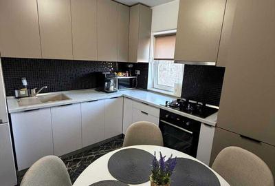 Apartament cu 3 camere decomandat în CET - 1