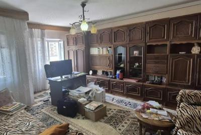 Vand ap.3 cam conf.1 decomandat.bloc de 4 etaje la etajul 3 - 1