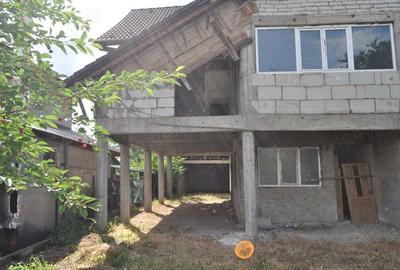 Casa de vanzare in Golesti, parter si etaj , 220 mp construiti , teren 916mp, la rosu - 9