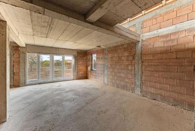 Casa la rosu cu teren generos, 500 mp, situata pe strada Ostasului - 6