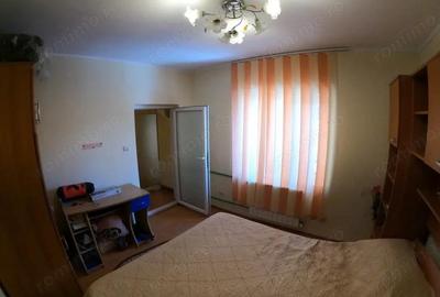 Casă cu 4 camere cu Canalizare în Central