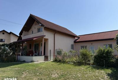 Casă cu 6 camere cu Teren 5600 Mp în Golești - 5