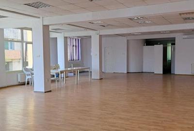 Spațiu comercial, de 190 mp, în Central - 4