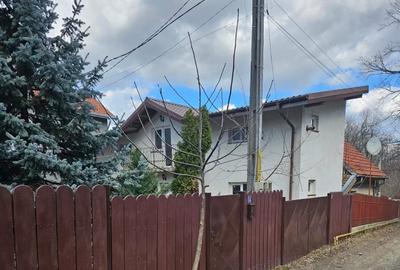 Casă cu 4 camere în Păun