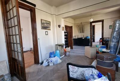 Apartament cu 3 camere semidecomandat în Cantemir