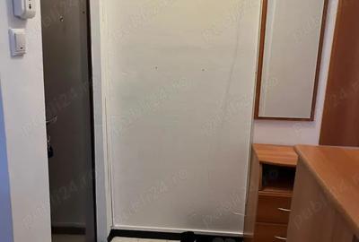 De inchiriat apartament 3 camere