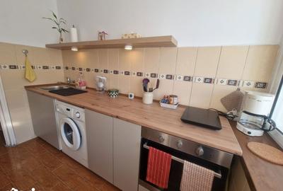 Apartament cu 2 camere semidecomandat, mobilat în Tei
