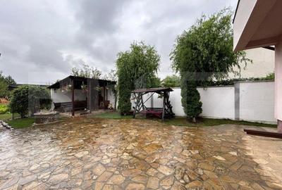 Casă cu 5 camere cu Teren 1600 Mp în Central