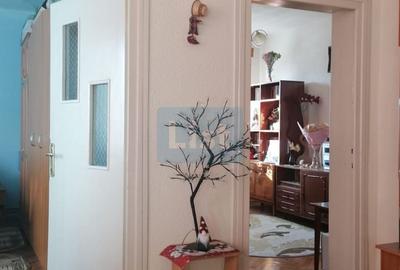 Apartament cu 3 camere semidecomandat, mobilat în Central - 3