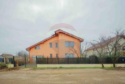 Casă individuală cu 6 camere cu Canalizare în Central