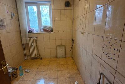 Titan, 10 minute metrou Costin Georgian, la piata Minis,  2 grupuri sanitare - 1