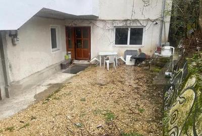 Casă cu 9 camere cu Canalizare în Central