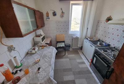 Apartament cu 3 camere semidecomandat în Abator