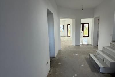 Casă cu 5 camere cu Canalizare în Central - 8