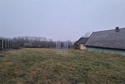 Teren 2300 mp cu casa batraneasca Liteni, Moara - central - 2