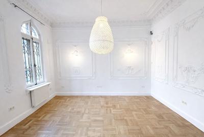 Casă cu 9 camere cu Canalizare în P-ța Victoriei - 9