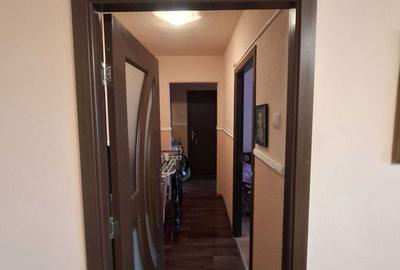 Apartament cu 4 camere semidecomandat în Tractorul - 3