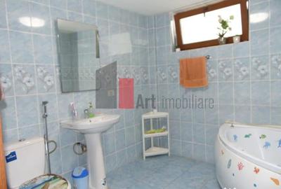Casă cu 7 camere cu Canalizare în Central