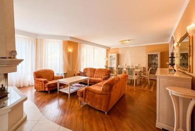 Casă cu 10 camere în Gruia