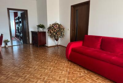 Apartament cu 3 camere decomandat, mobilat în Central