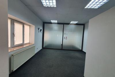 Spatiu comercial stradal 39,22 mp + 21 mp subsol + curte 18 mp - sos. Viilor - 2